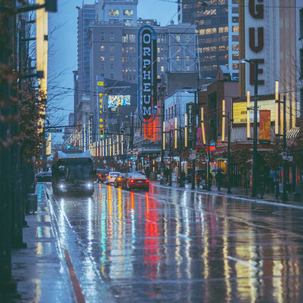 雨の大通り